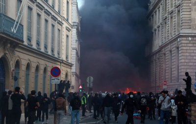 Откъснаха ръката на протестиращ по време на демонстрациите във Франция