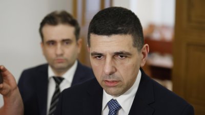 ДБ иска изслушване на Радев, Демерджиев и Тончев за палежа на антените "Старлинк"