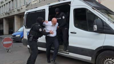 Докараха тримата задържани за убийството на Бинев в СДВР (СНИМКИ)