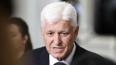 Министър Стоянов и адмирал Ефтимов наблюдават учение на НАТО на летище Чешнегирово