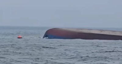 Удареният кораб се е преобърнал