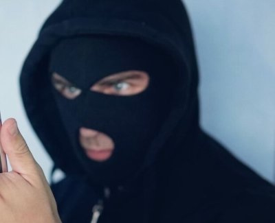 Маскиран бандит нападна полицай пред районно управление в Пловдив