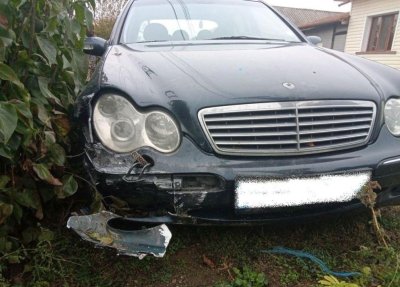 14-годишен се заби в ограда на къща с автомобила на баща си (СНИМКИ)