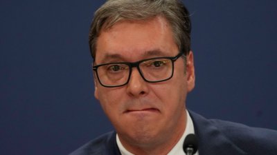 Светът се радва на падането на Вучич