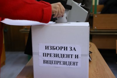 Към 16.30 ч. Йотова води с 38%, Гюров я гони с 31% 