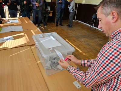 Изборни гафове: Урни се разлепят, машини спират да работят (СНИМКИ)