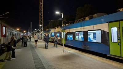 10 влака висят по час в нощта преди изборите
