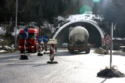 Затвориха Арабаконак, движението по "Хемус" остава трудно
