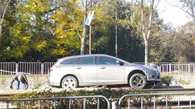 Кола се качи върху мантинела в "Овча купел" и блокира трамваите (СНИМКИ)