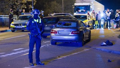 Извънредно в Германия! БМВ се вряза в група хора, има тежко ранени 