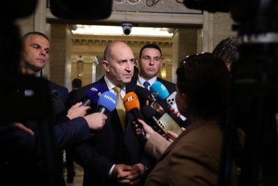 Жалките пиарчета на Радев: Не се извиняваме, ще отразяваме началника до смърт!