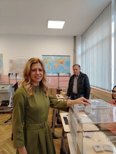 Доцова гласува ухилена