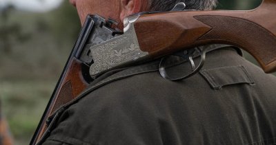 Задържаха ловци по време на незаконен лов в гората