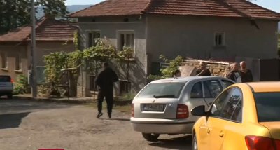 Пред избирателна секция: Два рода се сбиха, нападнаха и полицай 