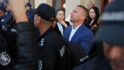 Поддръжници на Ревански и Гавазов се събраха пред Съдебната палата в Бургас