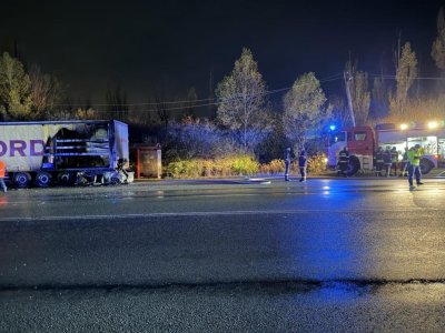 Тежка катастрофа край Костинброд - кола се вряза под ремаркето на тир