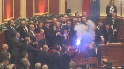 Екшън в парламента: Албански депутати запалиха димки в пленарна зала