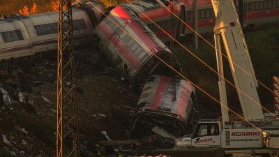 Над 800 военни и полицаи търсят живи в смазаните вагони край Толедо