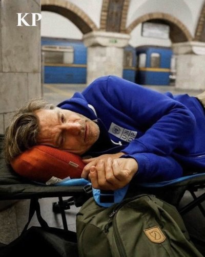 Джейми Ланистър преспа в метрото в Киев: Всички заедно за Украйна!