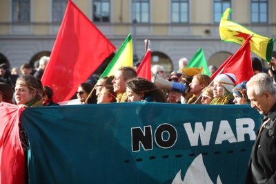 3000 на улицата в Мюнхен, протестиращ опита да се запали