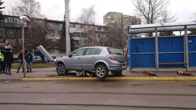 Първо в Lupa.bg: Кола помля спирка, за щастие жертви няма (СНИМКИ)