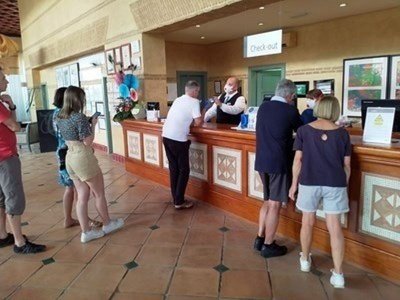 Пускат българите, блокирани в хотел в Тенерифе