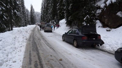 Силен снеговалеж спря движението в Троянския проход