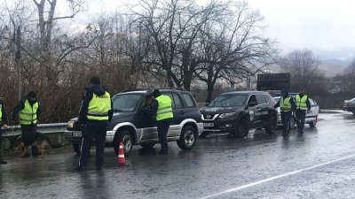 13 задържани при спецакция в Гоцеделчевско (СНИМКИ)