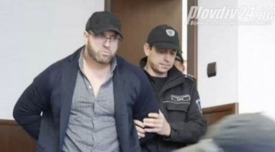 Мангъров заплашил жертва с брадва, изнасилил я