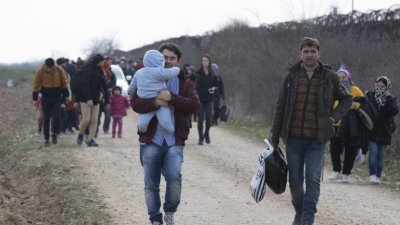 Разширяват помощта за мигрантите в Гърция