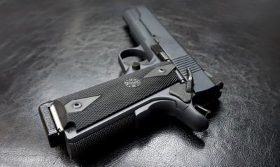 Старец в количка стреля с газов пистолет срещу гледачката си