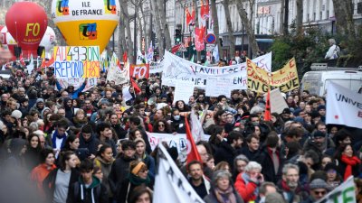 Макрон прокарва пенсионната реформа в парламента