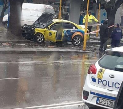 Такси катастрофира на метри от автобусна спирка 