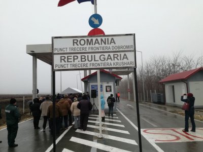Външно предупреди: Поставят български граждани под задължителна карантина