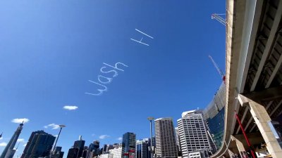 Самолет изписа в небето: "Мийте си ръцете" (ВИДЕО)