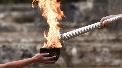 Токио прие олимпийския огън, не иска да отменя олимпиадата