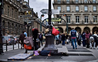 Париж отваря център за изолация