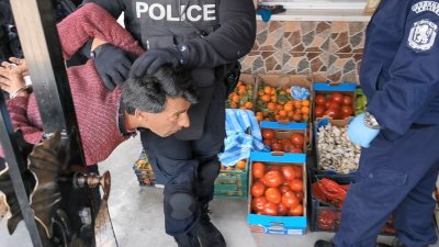 Трима задържани в Бургас за търговия с лекарства (СНИМКИ)