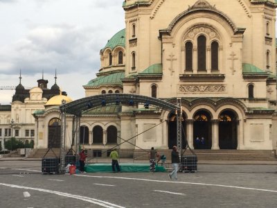 Издигнаха сцена за папата пред "Св. Ал. Невски" (СНИМКИ)