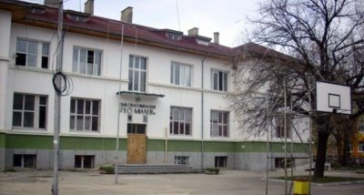 Лютив спрей затвори гимназия в Добрич