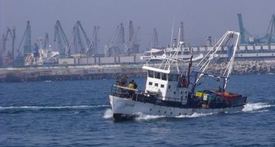 Испански риболовен траулер се запали в Средиземно море