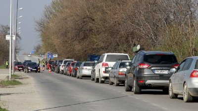 ОЧАКВАНО! Километрични опашки се извиха пред Пловдив (СНИМКИ)