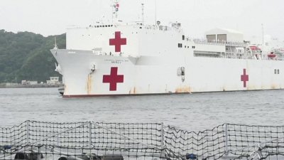 Американците хвърлят военни кораби в битката с коронавируса