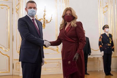 ДЕГИЗИРАНИ с маски: Премиерът на Словакия сдаде властта (СНИМКИ+ВИДЕО)