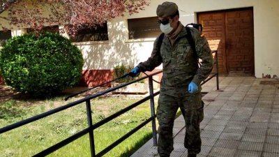 Испанската армия дезинфектира срещу коронавируса