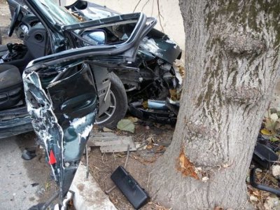 Шофьор уби пътник при удар в дърво