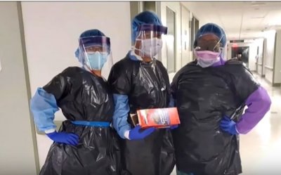 Медици облякоха торби за боклук, вместо защитни облекла