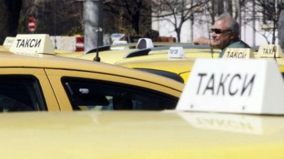Няма клиенти: Такситата в Ямбол масово спират работа
