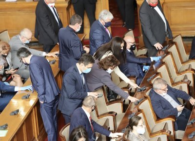 Депутатите се изпокараха заради заплатите си