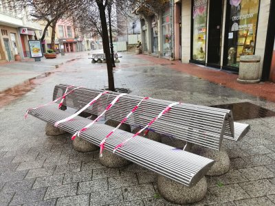 Сядането забранено: Опаковаха пейките на Главната в Пловдив (СНИМКИ)